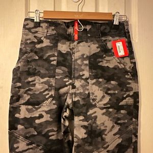 Spanx camo Stretch Twill Cargo joggers Size M